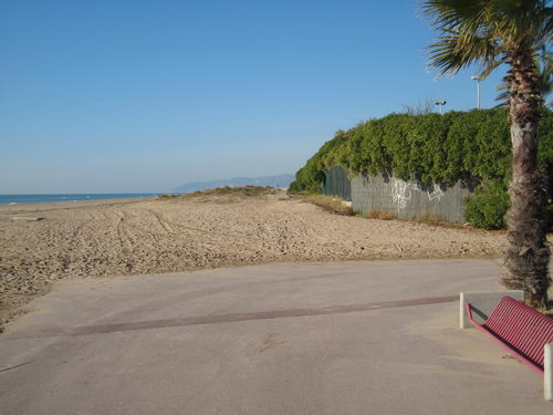Imatge de la zona per on anir&agrave; el nou tram del passeig mar&iacute;tim de Gav&agrave; Mar sobre la riera dels Canyars en el punt en el que arriba al passeig mar&iacute;tim de Central Mar (25 de desembre de 2007)